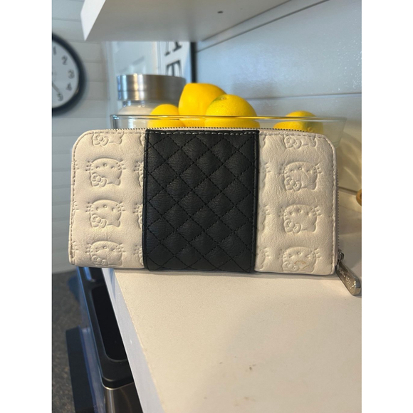 Loungefly Loves Hello Kitty Embossed Wallet - Picture 3 of 9